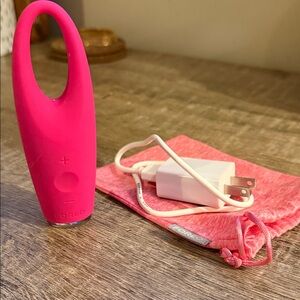 FOREO Iris with cord and travel bag